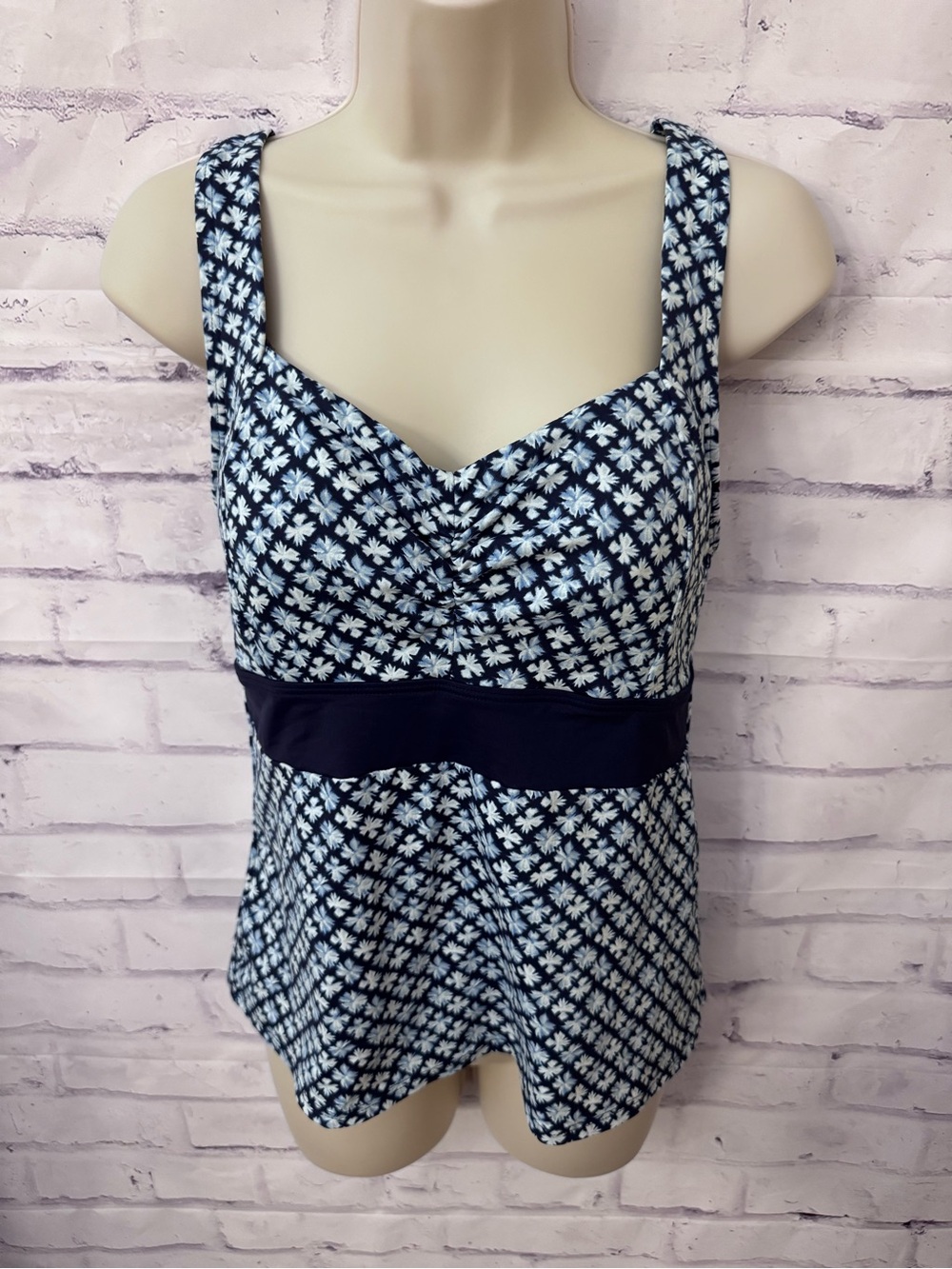 Lands’ End Size 8 Tankini Swimsuit Top Blue Swearheart Neck Modest Blue Floral